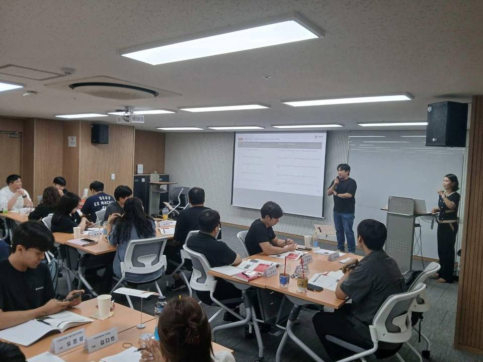 팀별 테이블에서 토의하는 슈퍼바이저들