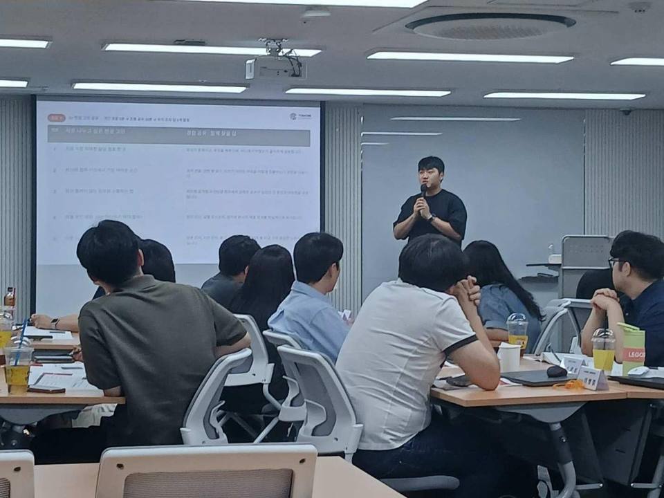 수강생이 팀 결과를 발표하는 모습