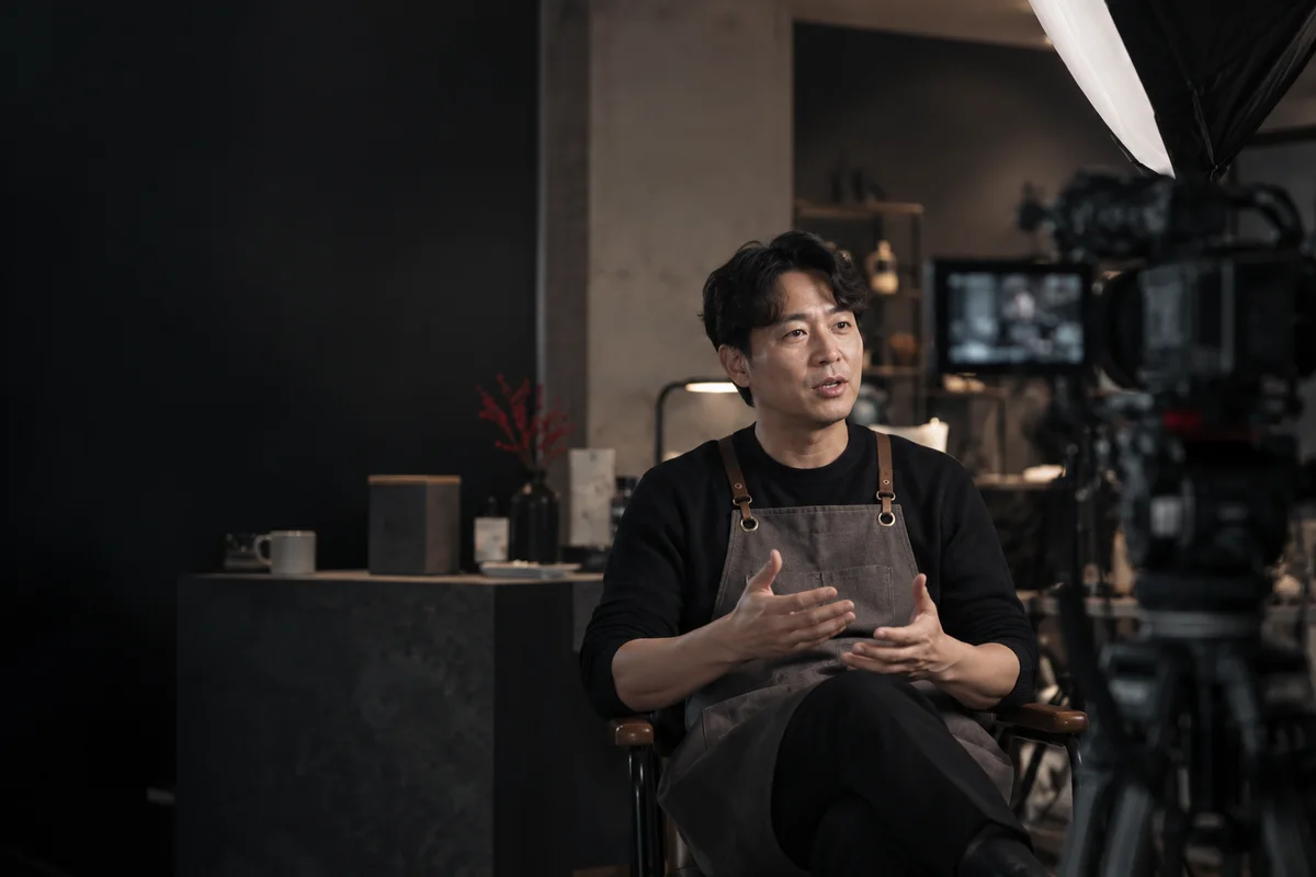 매장 현장에서 브랜드 인터뷰 영상을 촬영하는 장면 · AI 생성 서비스 설명 이미지